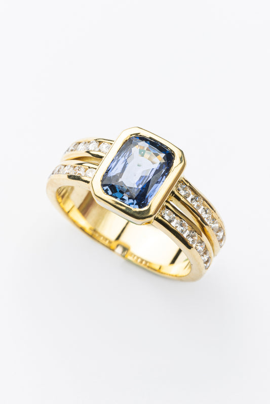 Sapphire ring with diamonds