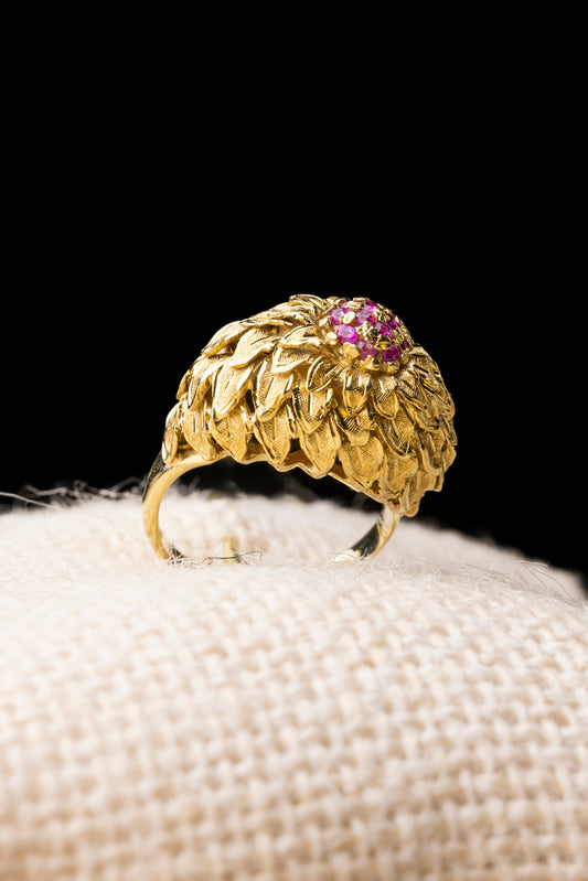 An 18 kt yellow gold ring with pink sapphire